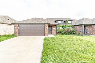 926 Kensington Dr in Centerton, AR - Building Photo