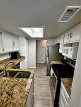 6646 E Lovers Ln, Unit 805 in Dallas, TX - Foto de edificio - Building Photo