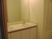 2863 Coral Ct, Unit 304 in Coralville, IA - Foto de edificio - Building Photo