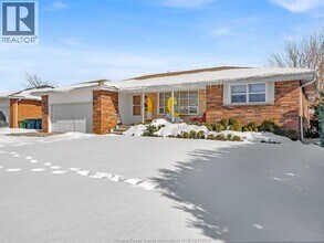 2450 McKay Ave in Windsor, ON - Building Photo - Building Photo