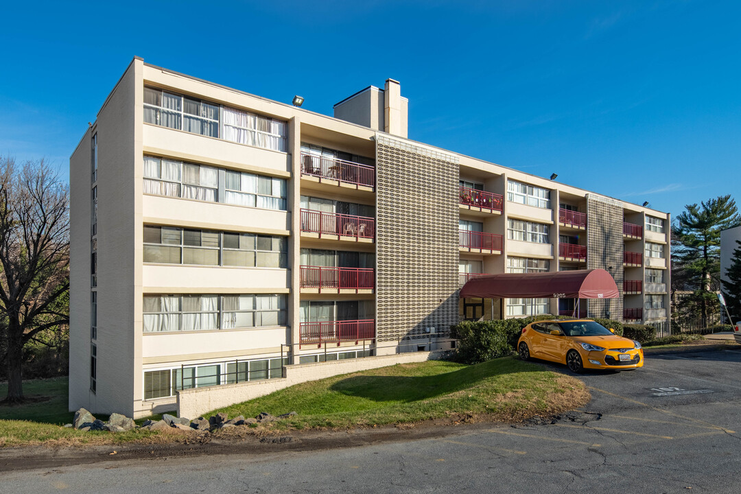 Presidential Park Condominium in Hyattsville, MD - Building Photo