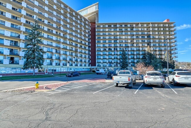 411 Lakewood Cir in Colorado Springs, CO - Foto de edificio - Building Photo