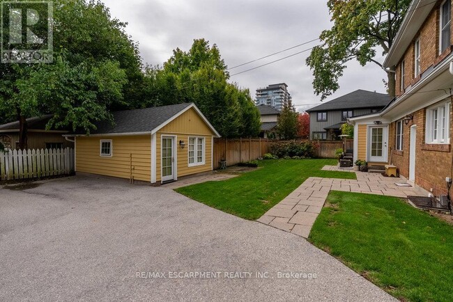 2080 Caroline St in Burlington, ON - Building Photo - Building Photo