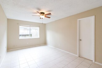 16202 Cutten Rd in Houston, TX - Building Photo - Building Photo