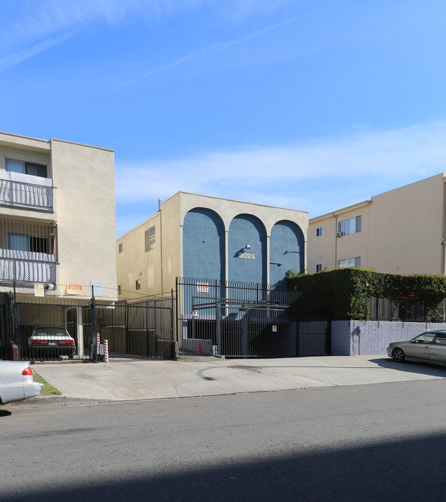 3023 Leeward Ave in Los Angeles, CA - Foto de edificio - Building Photo