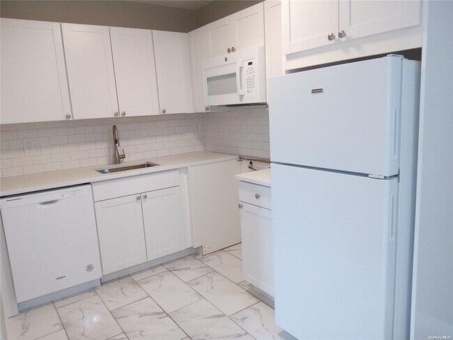 9 Redwood Ct in Coram, NY - Building Photo - Building Photo