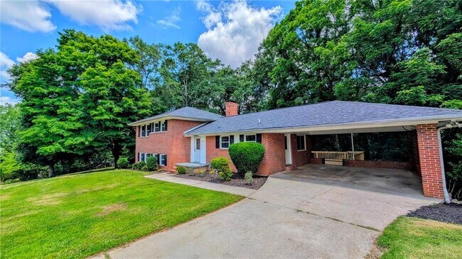3318 Hilltop Cir in Gainesville, GA - Building Photo - Building Photo