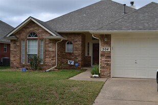 204 Pinafore Dr in Norman, OK - Building Photo