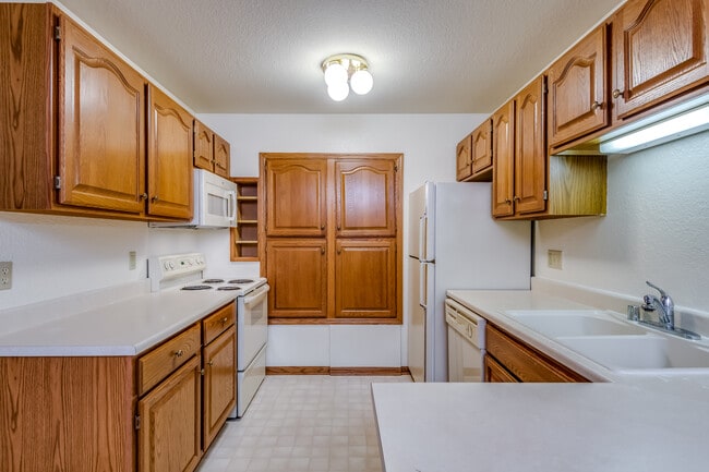 Parkwood Lake Apartments