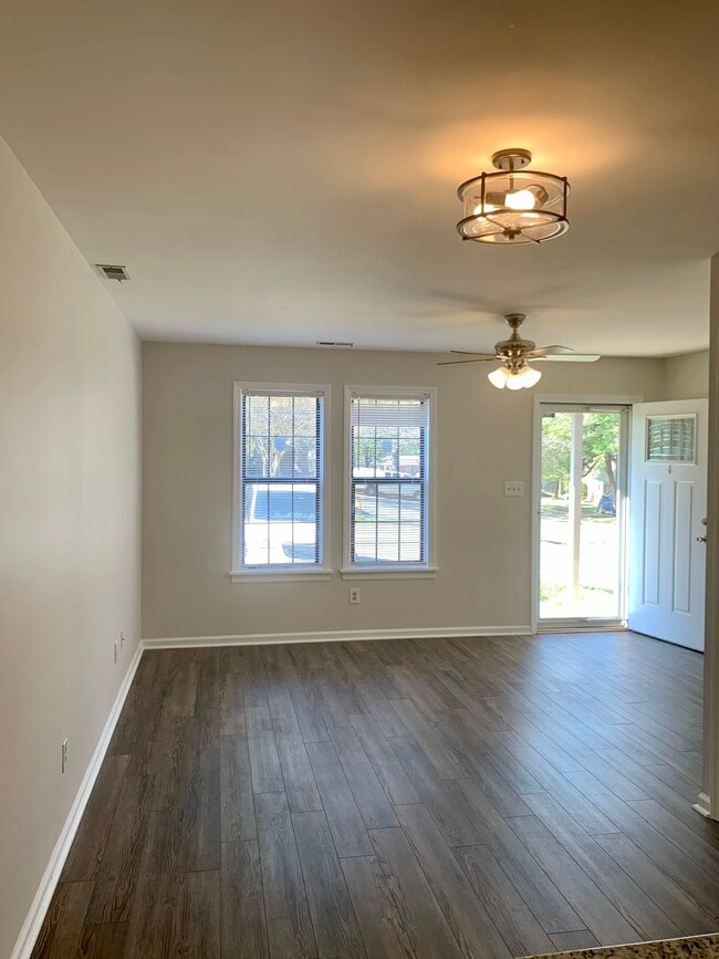 2906 Old Mill Stream Ct in Raleigh, NC - Foto de edificio - Building Photo
