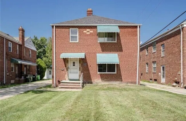 20431 Lake Shore Blvd in Euclid, OH - Building Photo - Building Photo