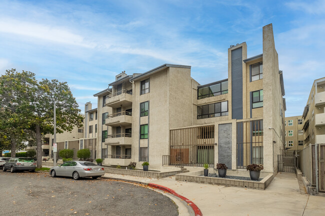 225 N Rose St in Burbank, CA - Foto de edificio - Building Photo