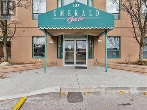 135 Hillcrest Ave in Mississauga, ON - Building Photo - Building Photo