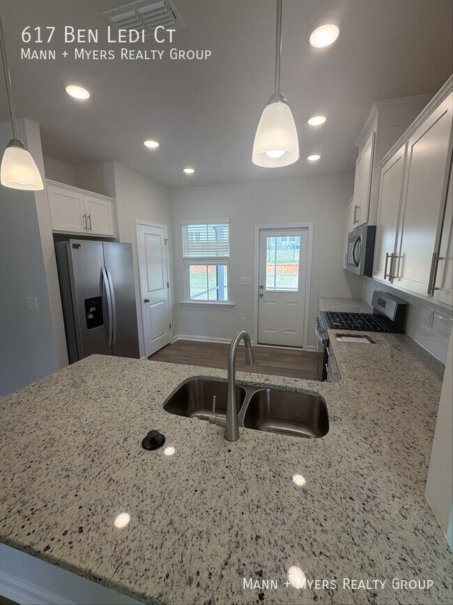 617 Ben Ledi Ct in Raleigh, NC - Building Photo - Building Photo