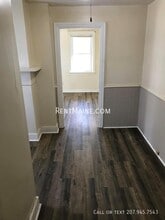 8 Willow St, Unit 2 in Bangor, ME - Foto de edificio - Building Photo