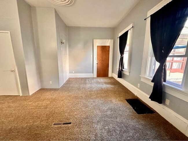 1016 Haskell Ave, Unit #2 in Rockford, IL - Foto de edificio - Building Photo