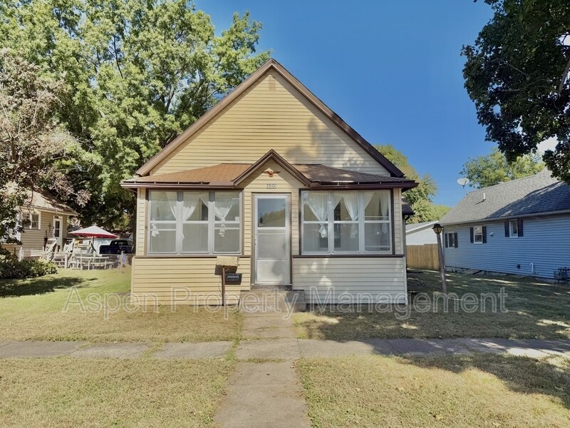 420 Hedge Ave in Burlington, IA - Foto de edificio