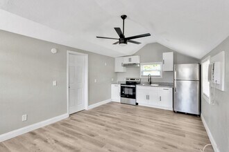 1515 Sadlon Ave, Unit 1515 Half Sadlon Ave in Clearwater, FL - Building Photo - Building Photo