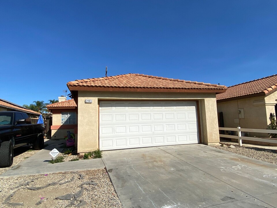 2193 Glimmer Way in Perris, CA - Building Photo