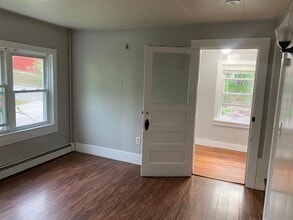 10 Holstrom Ct, Unit Apt. 2 in Auburn, MA - Foto de edificio - Building Photo