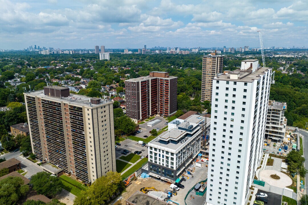 165-195 Barrington Ave in Toronto, ON - Building Photo