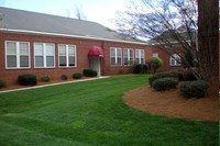 School at Spring Garden Student Apartments in Greensboro, NC - Foto de edificio - Building Photo