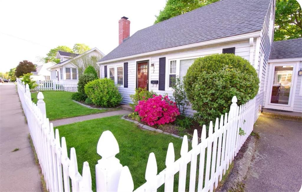 7 Westminster St in Westerly, RI - Building Photo