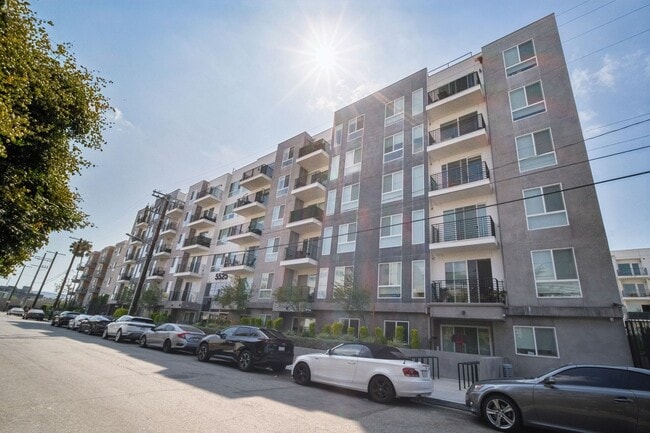 Destination NoHo in North Hollywood, CA - Foto de edificio - Building Photo