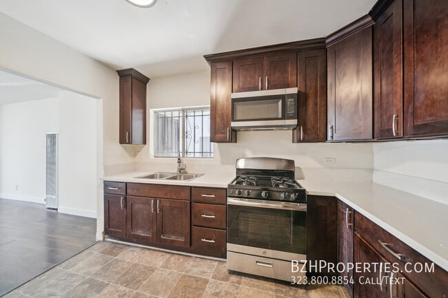 5384 Romaine St in Los Angeles, CA - Building Photo - Building Photo