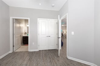 The Pointe at Crestmont in Houston, TX - Building Photo - Building Photo