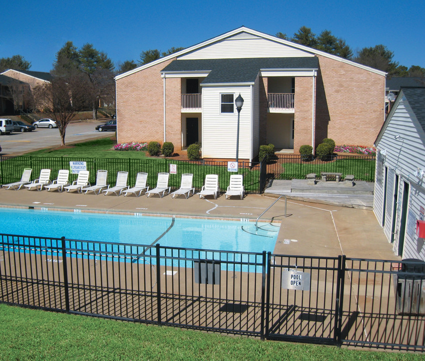 Meadow Green Apartments in Spartanburg, SC - Building Photo