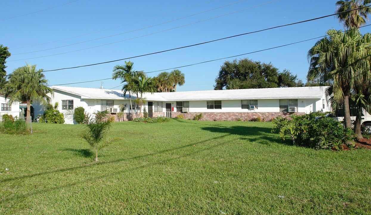 118 Phippen-waiters Rd in Dania, FL - Foto de edificio