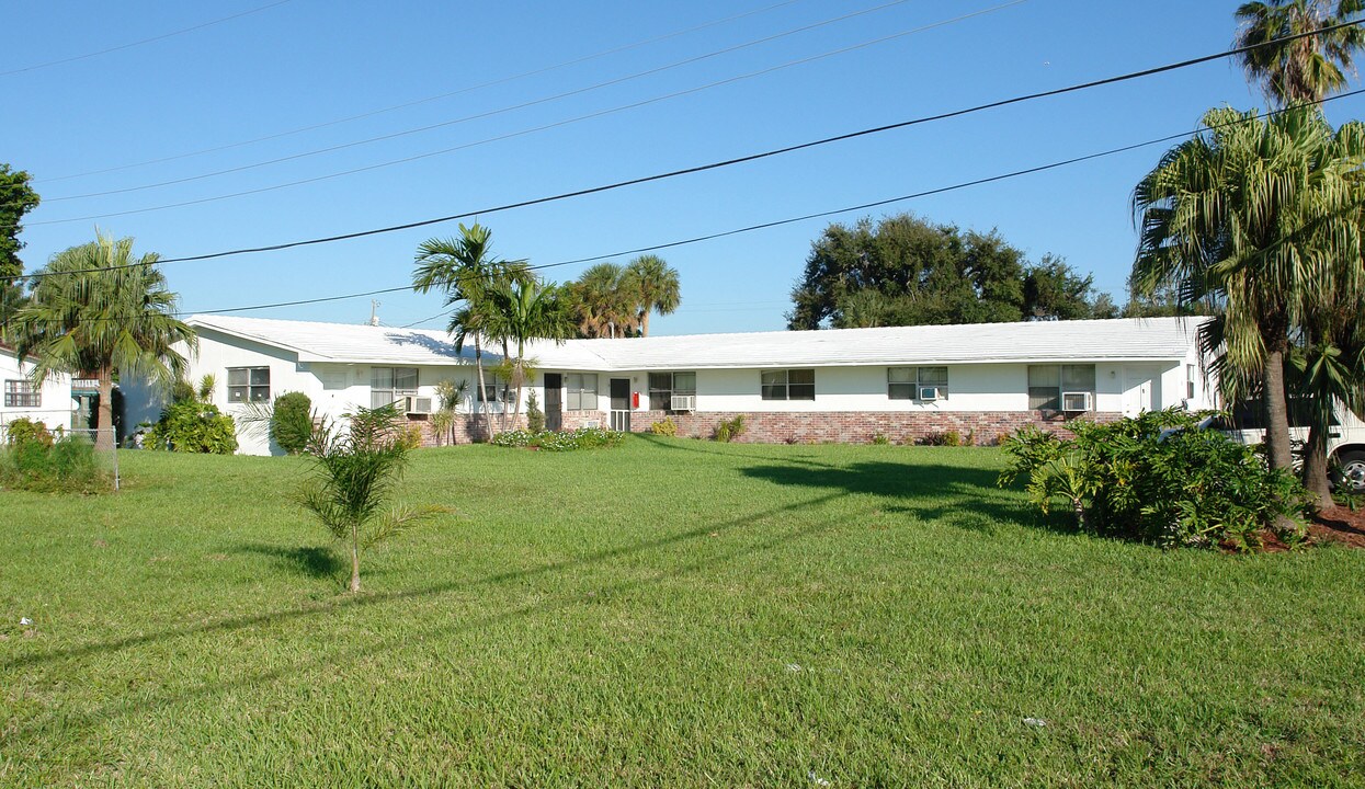 118 Phippen-waiters Rd in Dania, FL - Building Photo