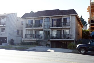 4557 Kester Ave in Sherman Oaks, CA - Building Photo - Primary Photo