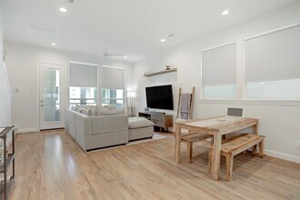 2781 Clinton Dr in Houston, TX - Building Photo - Building Photo