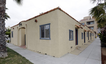 400-406 Civic Center Dr in Oceanside, CA - Building Photo - Building Photo