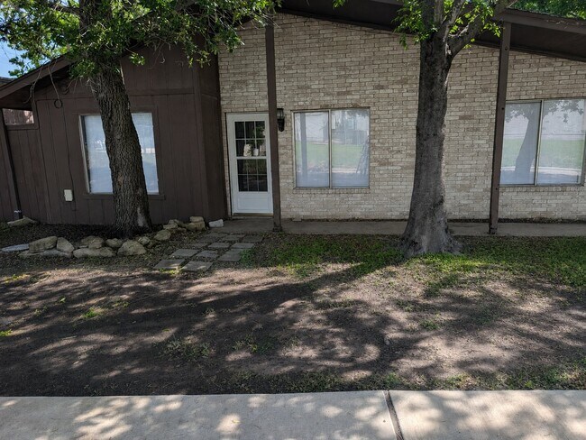 2303 De Lee St