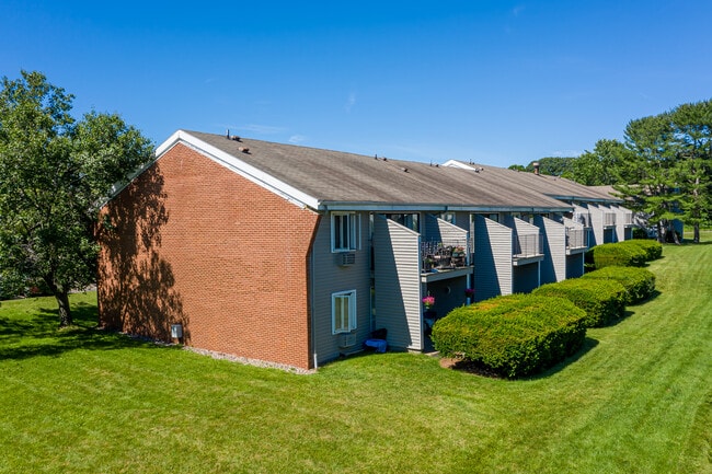 Branford Hills Apartments in Branford, CT - Foto de edificio - Building Photo