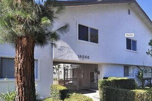 18555 Collins St in Los Angeles, CA - Building Photo