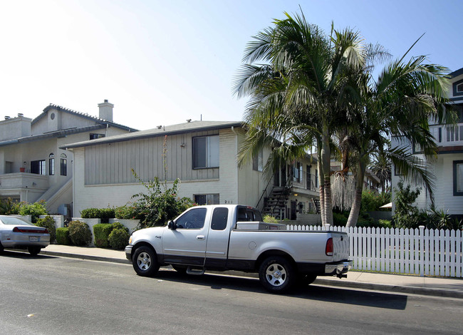 211 Elm Ave in Imperial Beach, CA - Foto de edificio - Building Photo