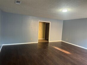 7813 S Gessner Rd in Houston, TX - Foto de edificio - Building Photo