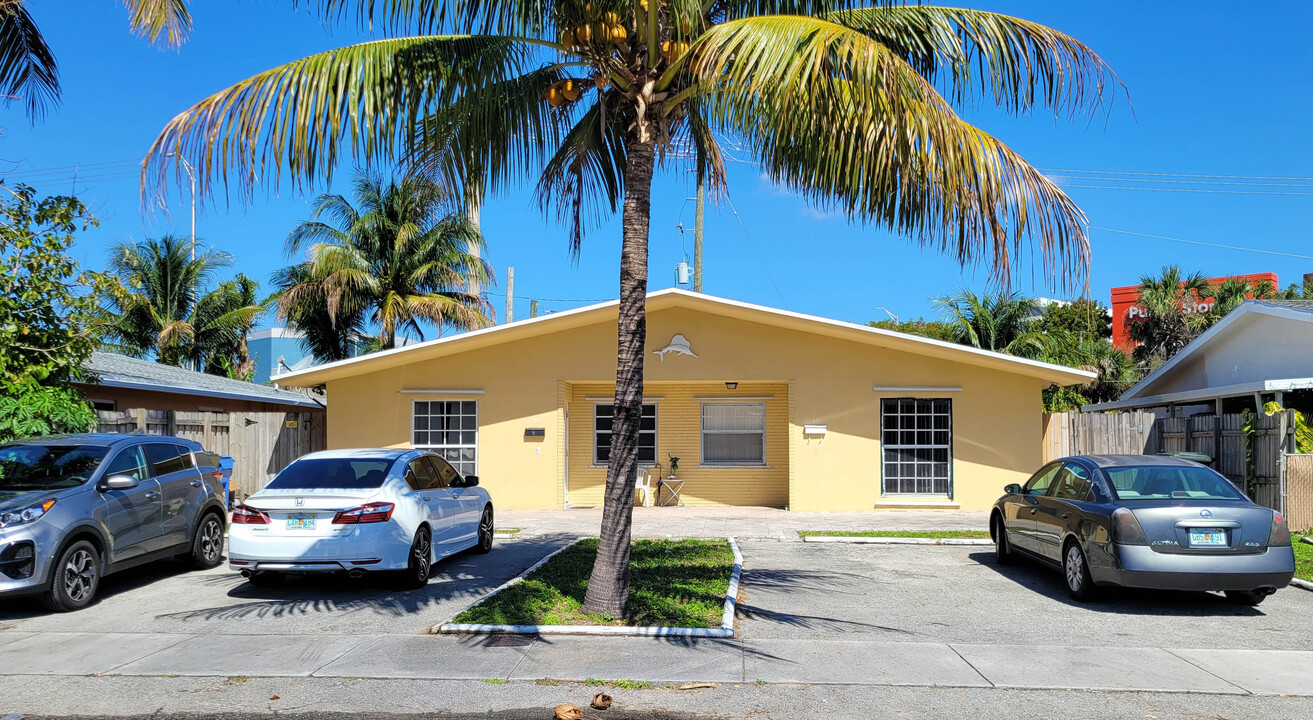 311 NW 57th St in Oakland Park, FL - Building Photo