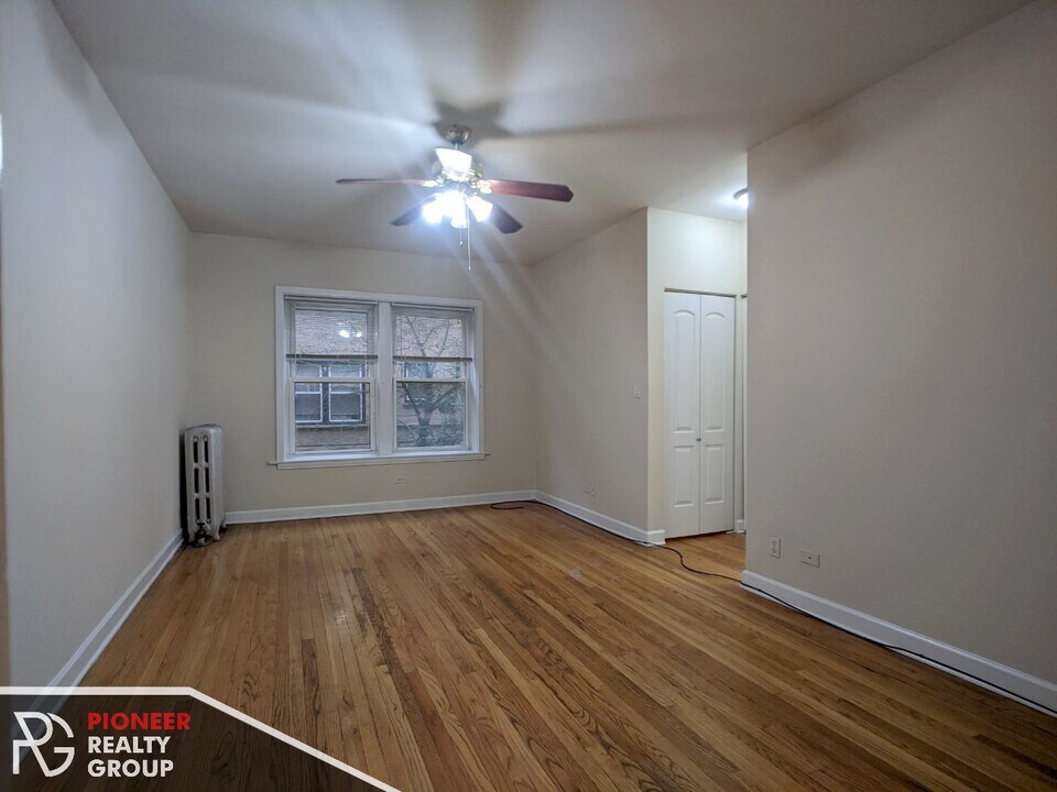 3921 N Pine Grove Ave, Unit W1 in Chicago, IL - Building Photo
