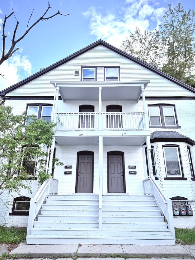 37 Southfield Ave, Unit B