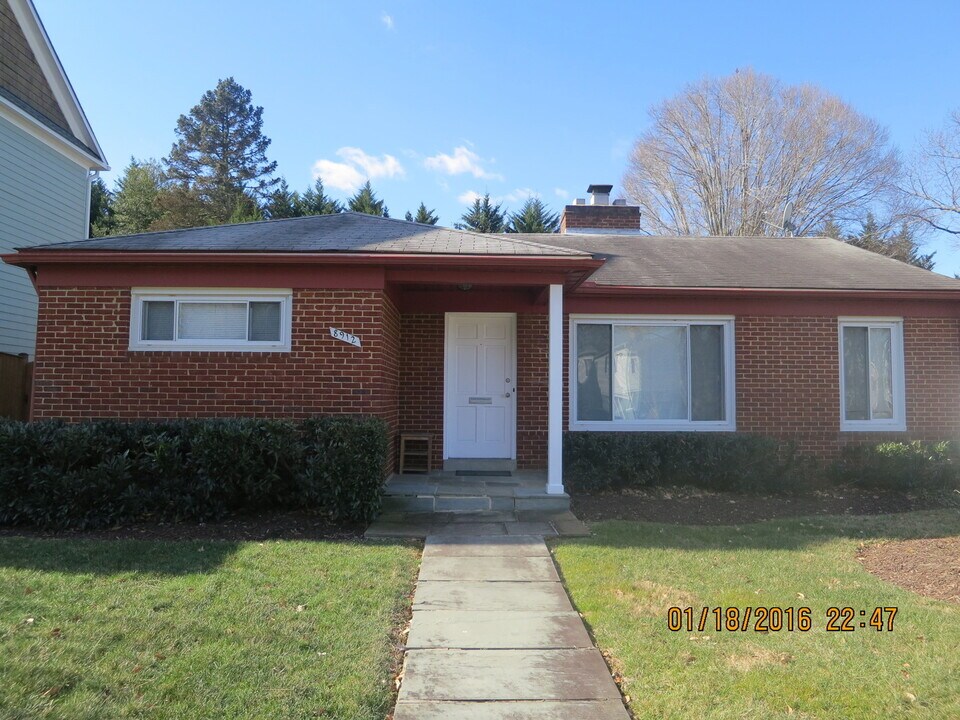 8912 Ridge Pl in Bethesda, MD - Foto de edificio