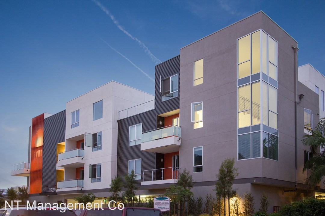 11929 Courtleigh Dr-Unit -Apt. 304 in Los Angeles, CA - Building Photo