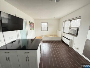 421 Park Ave in Fort Lee, NJ - Building Photo - Building Photo