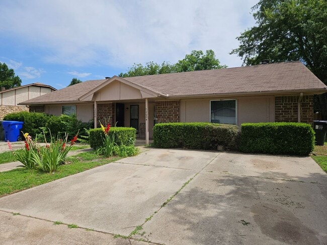 property at 2004 Twisted Oak Dr
