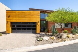 6525 E Cave Creek Rd in Cave Creek, AZ - Building Photo