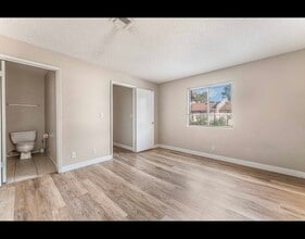 5264 Child Ct, Unit 88 in Las Vegas, NV - Foto de edificio - Building Photo